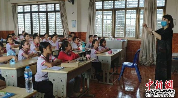3月9日，耿东宁和学生们在教室用中文演唱歌曲《让世界充满爱》，为中国加油！为武汉加油！?受访者供图