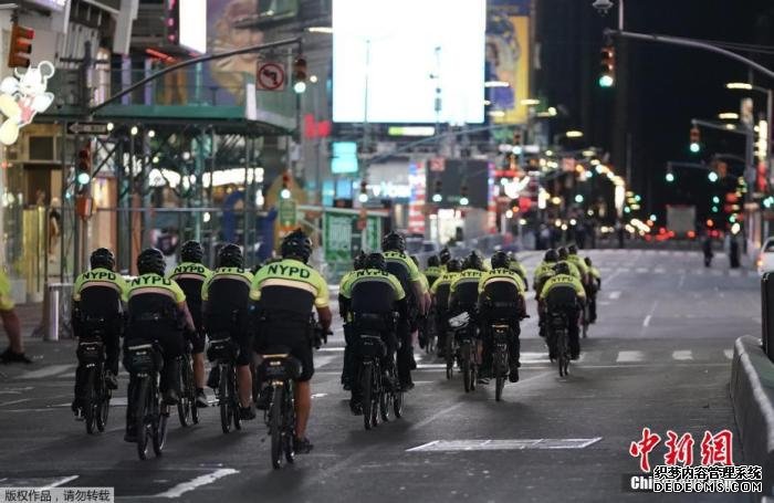 当地时间6月2日起，美国纽约的宵禁时间将有之前的晚间11点更改为每天晚8点至次日早5点，并将宵禁延长至6月7日。图为纽约警察在时代广场附近骑自行车巡逻。