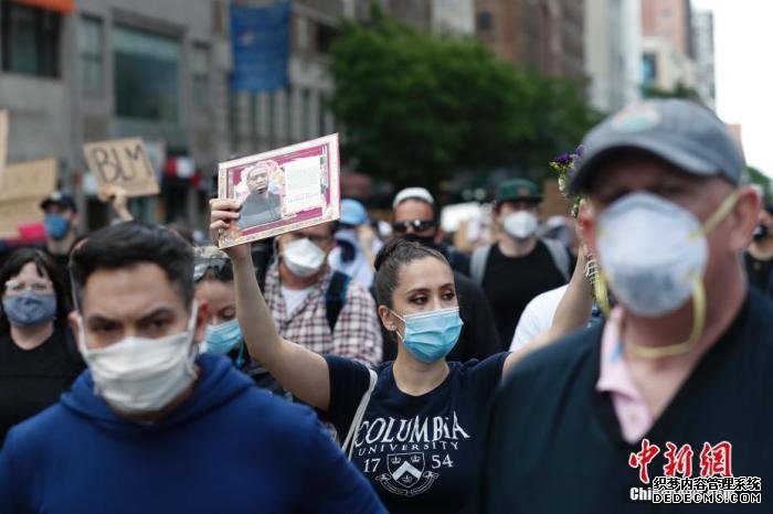 当地时间6月1日，纽约民众在曼哈顿街道游行抗议警察暴力执法。 /p中新社记者 廖攀 摄