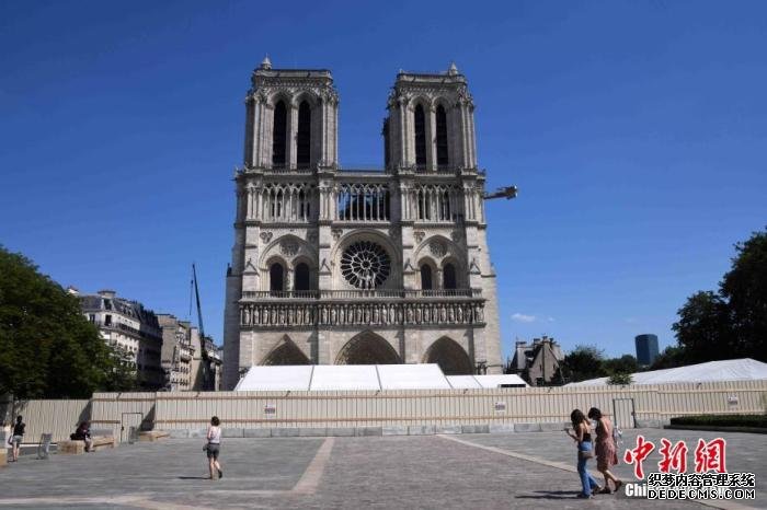 当地时间6月2日，法国进入“解封”第二阶段，进一步放宽管制措施。民众在重新开放的巴黎圣母院前广场穿行。 /p中新社记者 李洋 摄